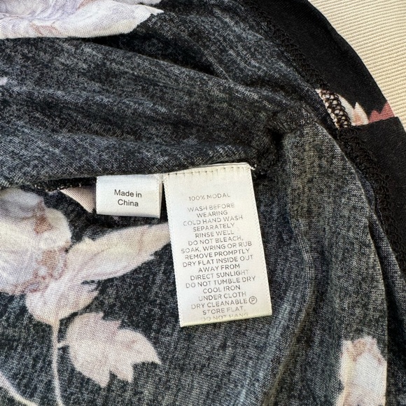 Saba soft black tee with purple/pink/brown flowers. M. - Picture 6 of 6